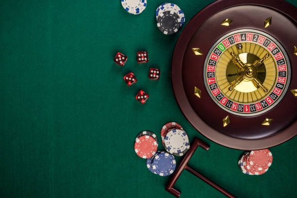 indohoki4d mobile app interface showing sportsbook markets and live-dealer tables on Android and iOS